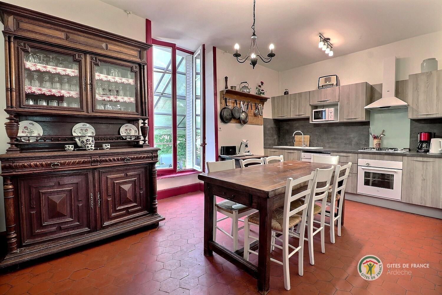 Cuisine et arrière cuisine équipée avec four, plaque au gaz, micro-ondes, lave-linge et lave-vaisselle