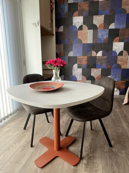 Autre vue de l'espace salon avec une table et deux chaises.