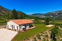 Maison nichée dans son environnement vue du ciel