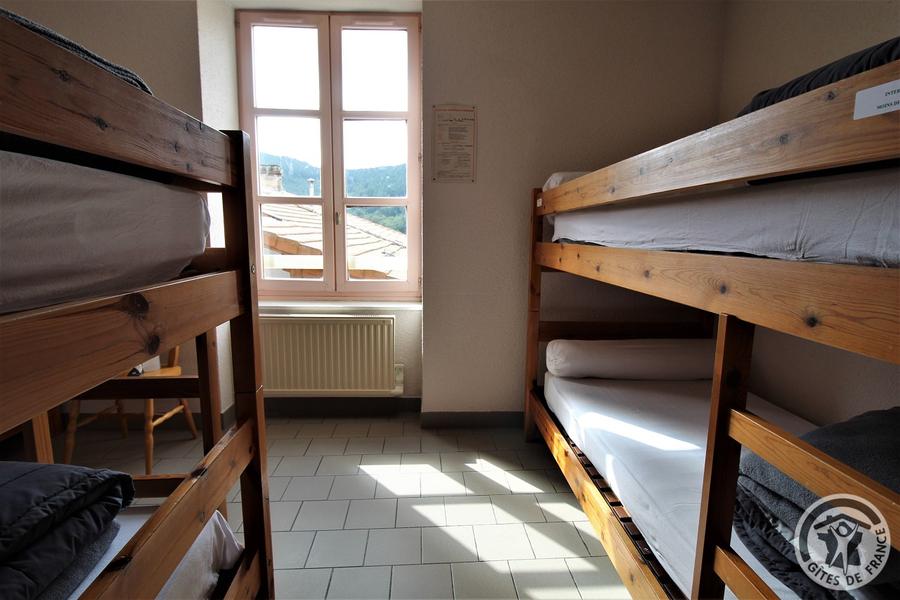 Gîte d\'Etape et de Séjour - 10 personnes à Saint Marcel L\'Eclairé - Haut Beaujolais, dans le Rhône : chambre - 4 personnes.