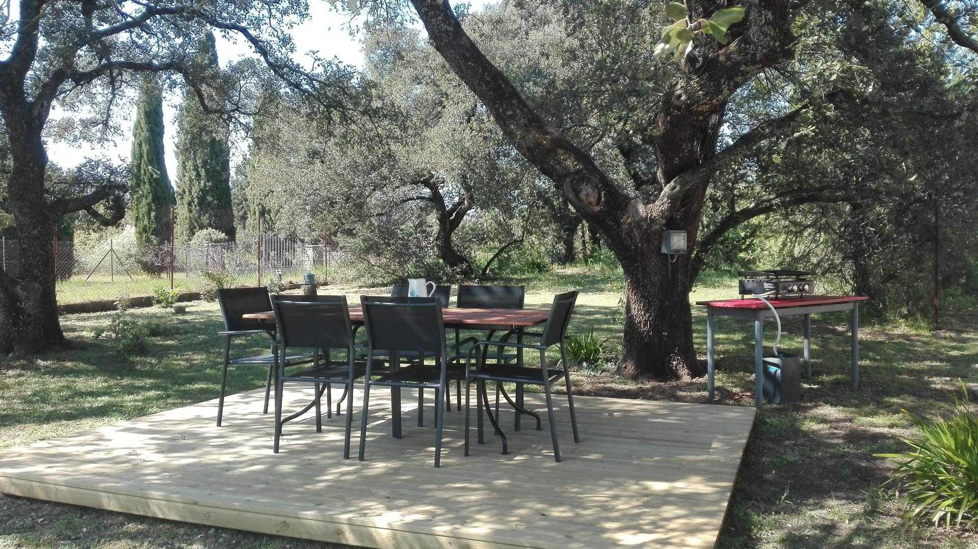 Terrasse ombragée et plancha gaz