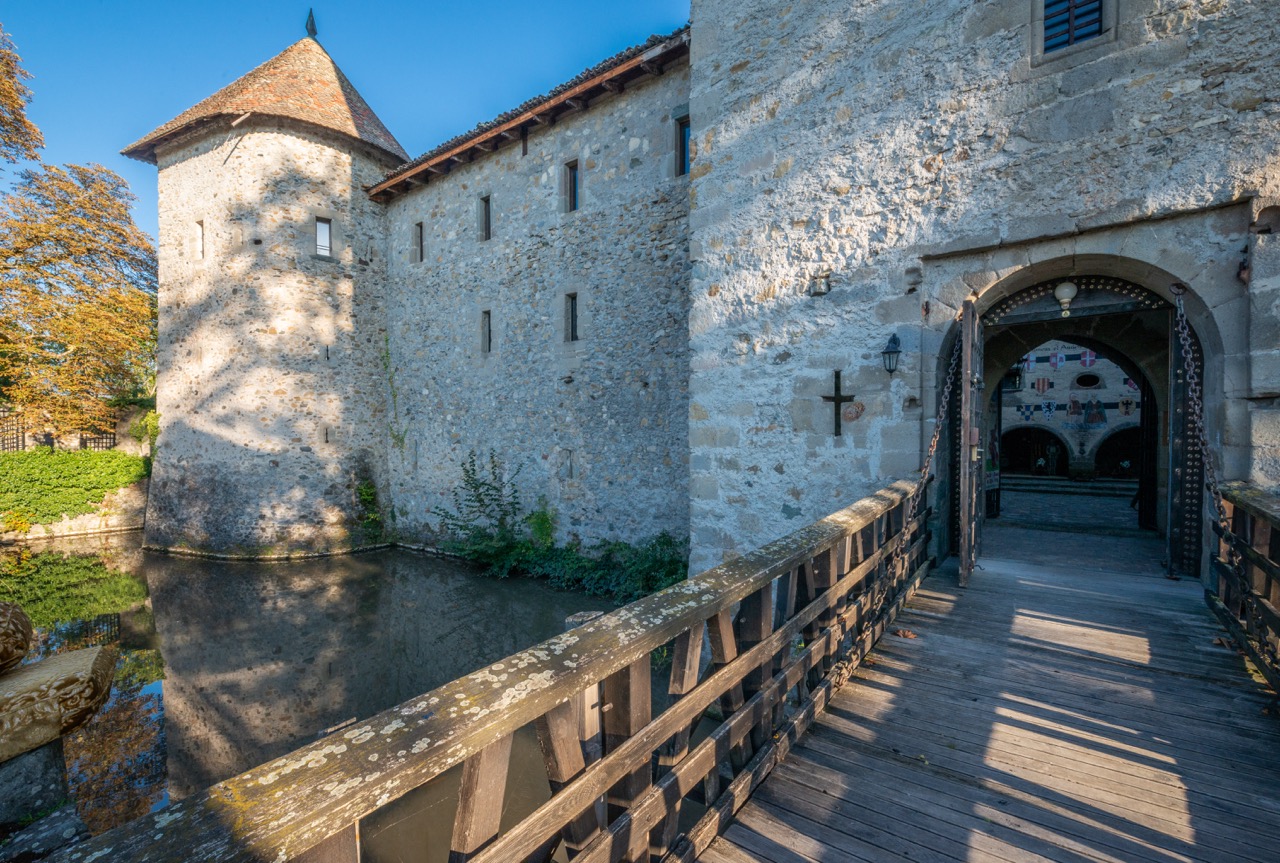 Pont levis, douves et mur d'enceinte du château Avully