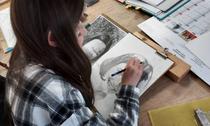 Jeune stagiaire dessine un portrait