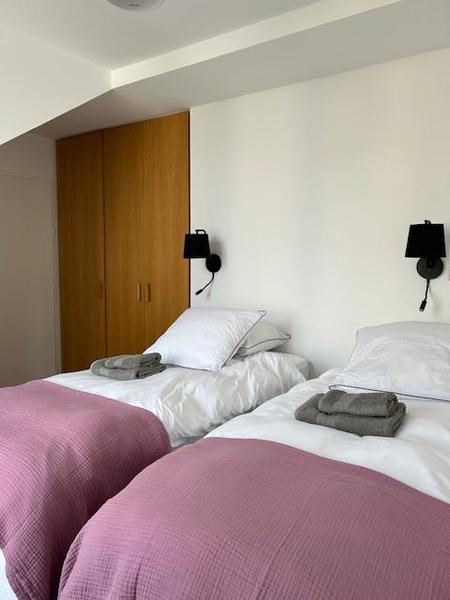 Chambre avec deux lits simples.