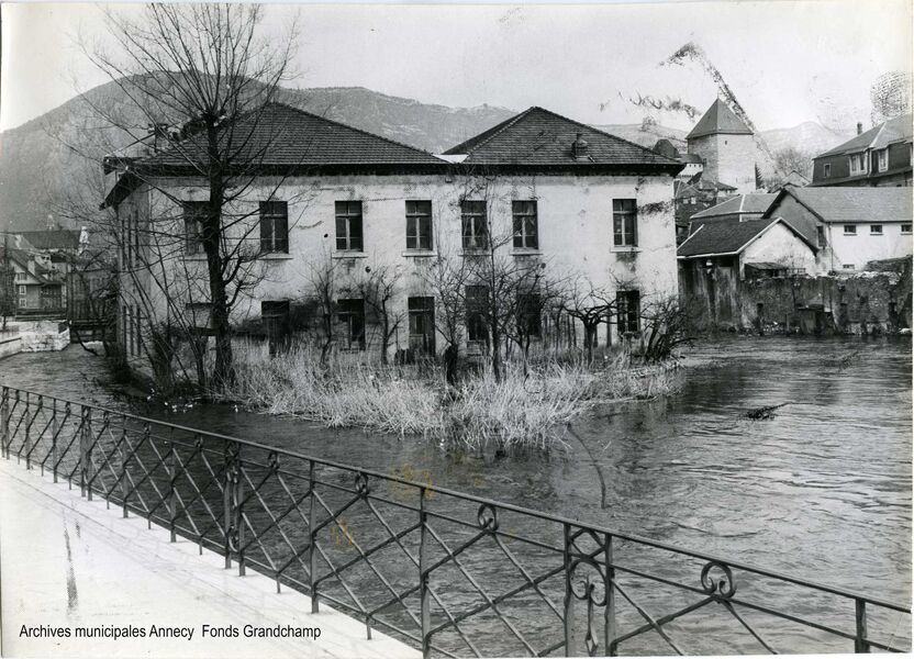 Bâtiment d'industrie sur l'Ile Saint Joseph  1962. Annecy.
