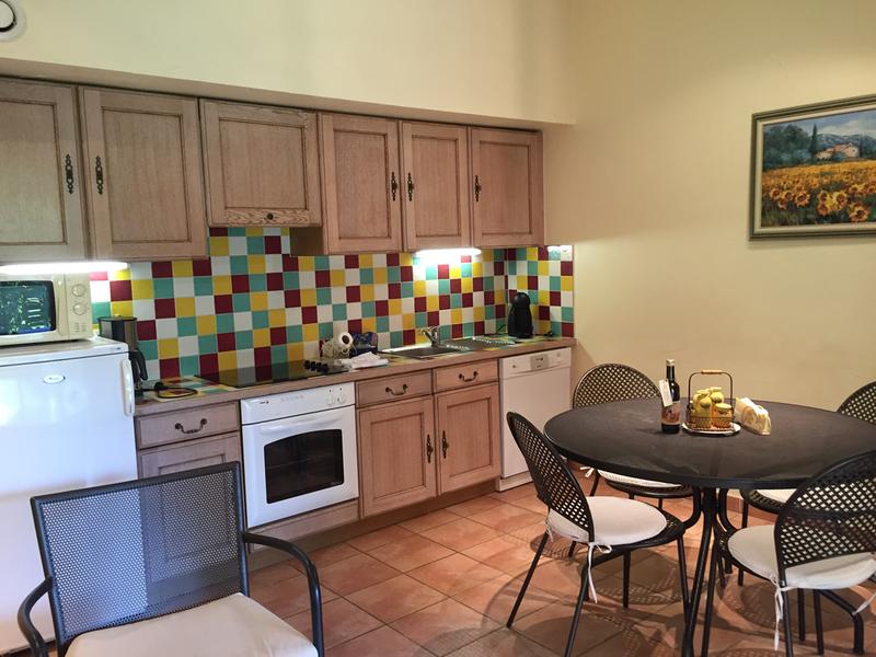 Cuisine équipée avec coin repas