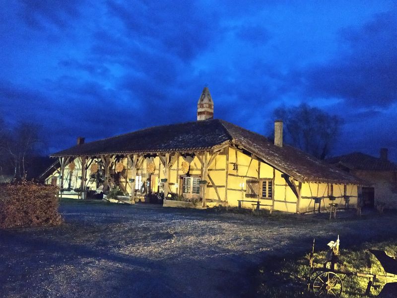 à la tombée de la nuit