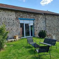Salon de jardin devant l'entrée
