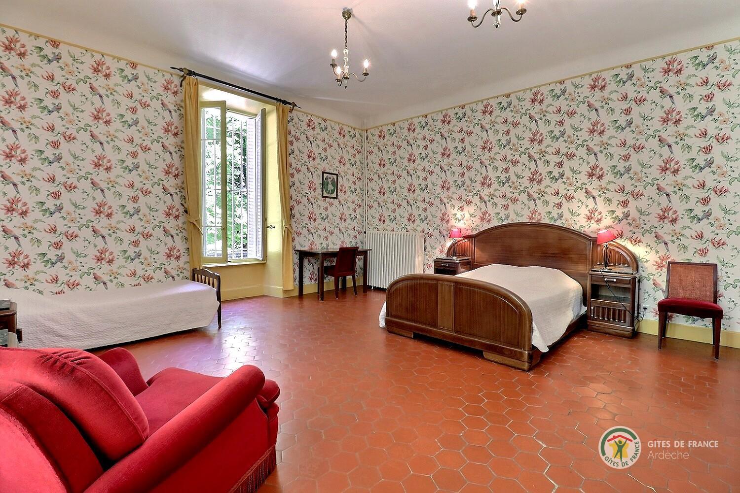 Chambre du rdc avec un lit en 140 et un lit en 90, armoire et bureau