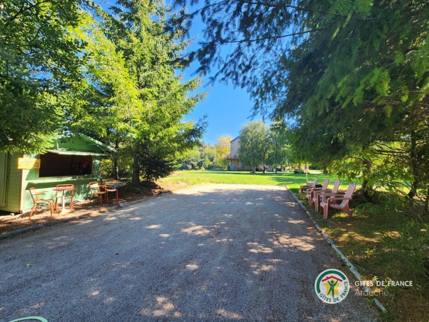 Terrain de pétanque avec cabanon et sa terrasse esprit guinguette