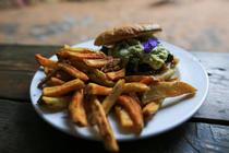 hamburger et frites maison Camping de La Monta