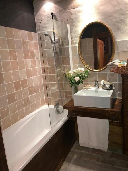 Baignoire et wc de la suite parentale. Baignoire et wc de la suite parentale.