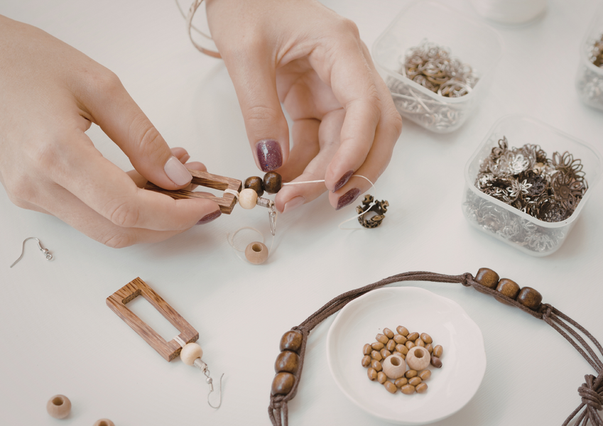 Atelier création de boucles d’oreilles en résine_Colombier-le-Vieux