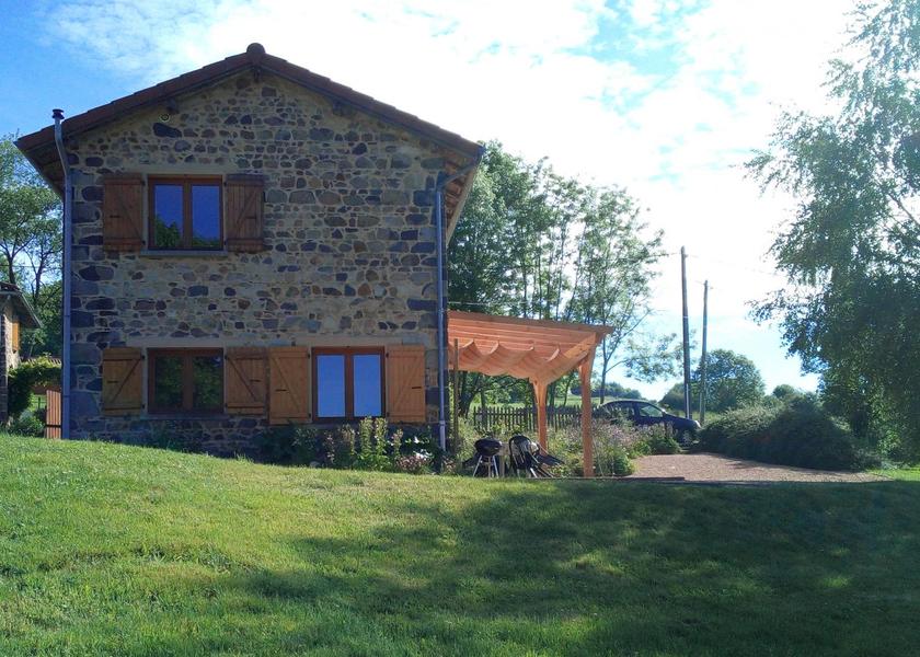 Gîte des Monneries à Poule-les Echarmeaux dans les Monts du Beaujolais - Proximité Col des Echarmeaux dans le Rhône : le pré privatif.