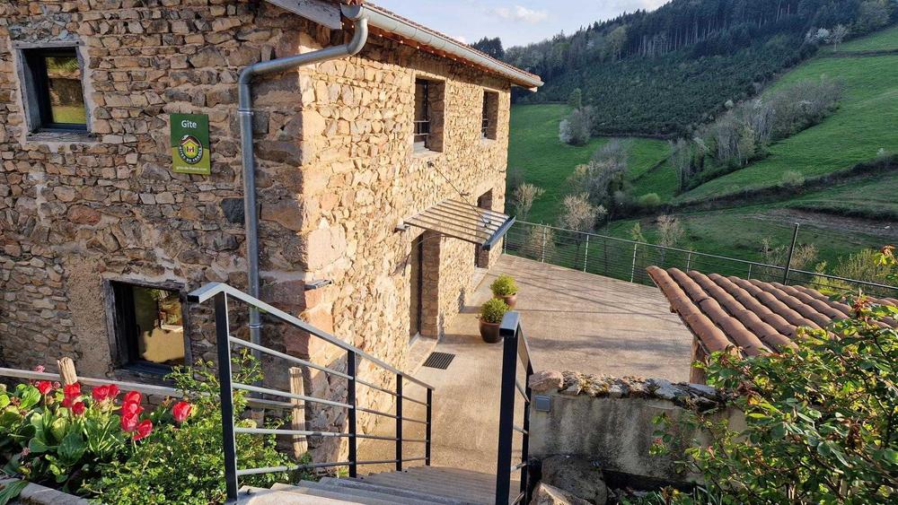 Gîte du Grand Peisselay à VALSONNE (Rhône - Beaujolais Vert) : L\'accès du gîte et l\'arrivée sur la grande terrasse