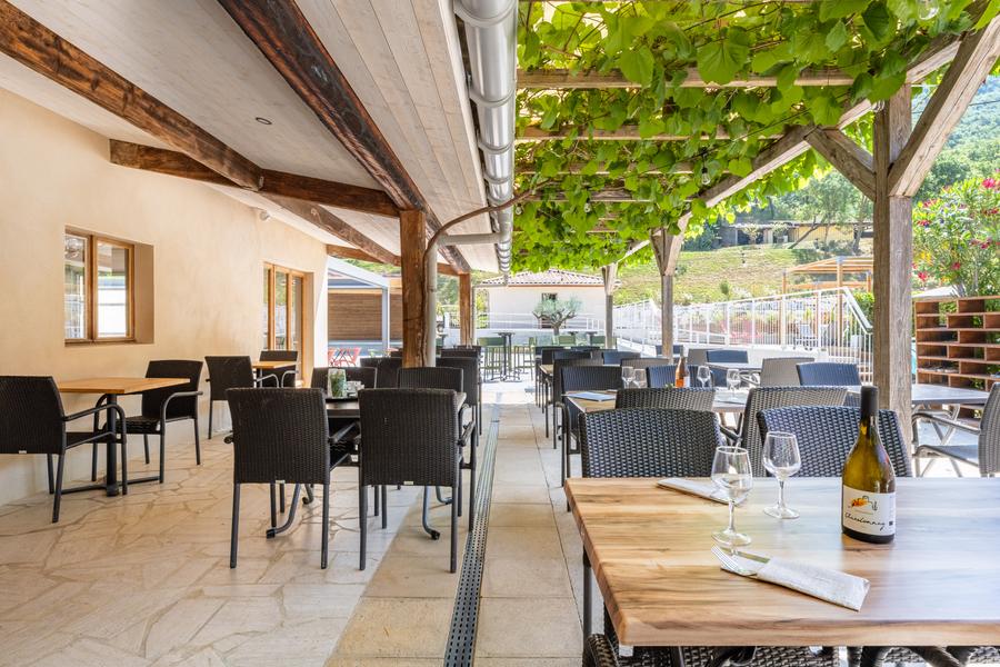 Terrasse couverte du restaurant