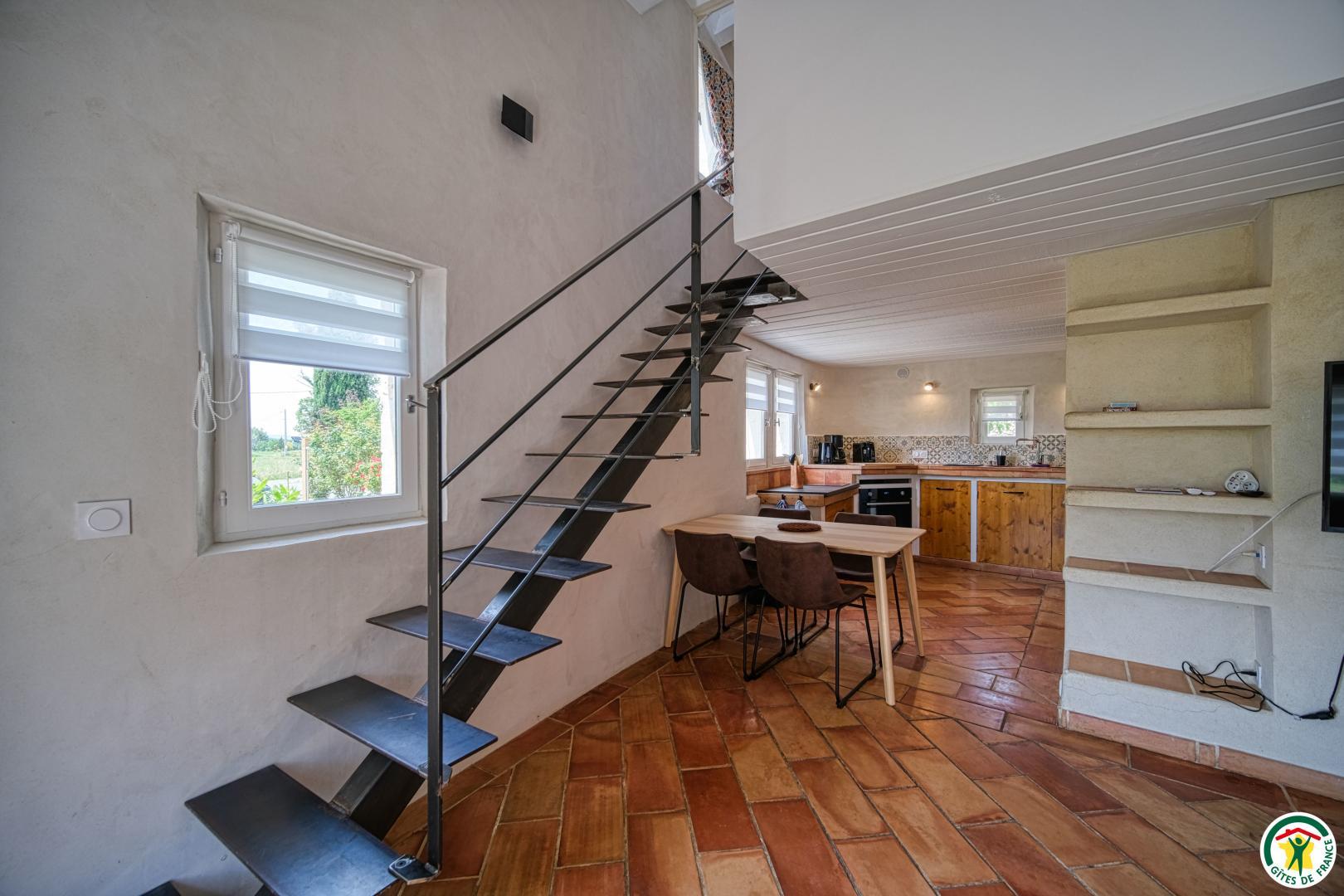 Espace repas et cuisine ouverte.