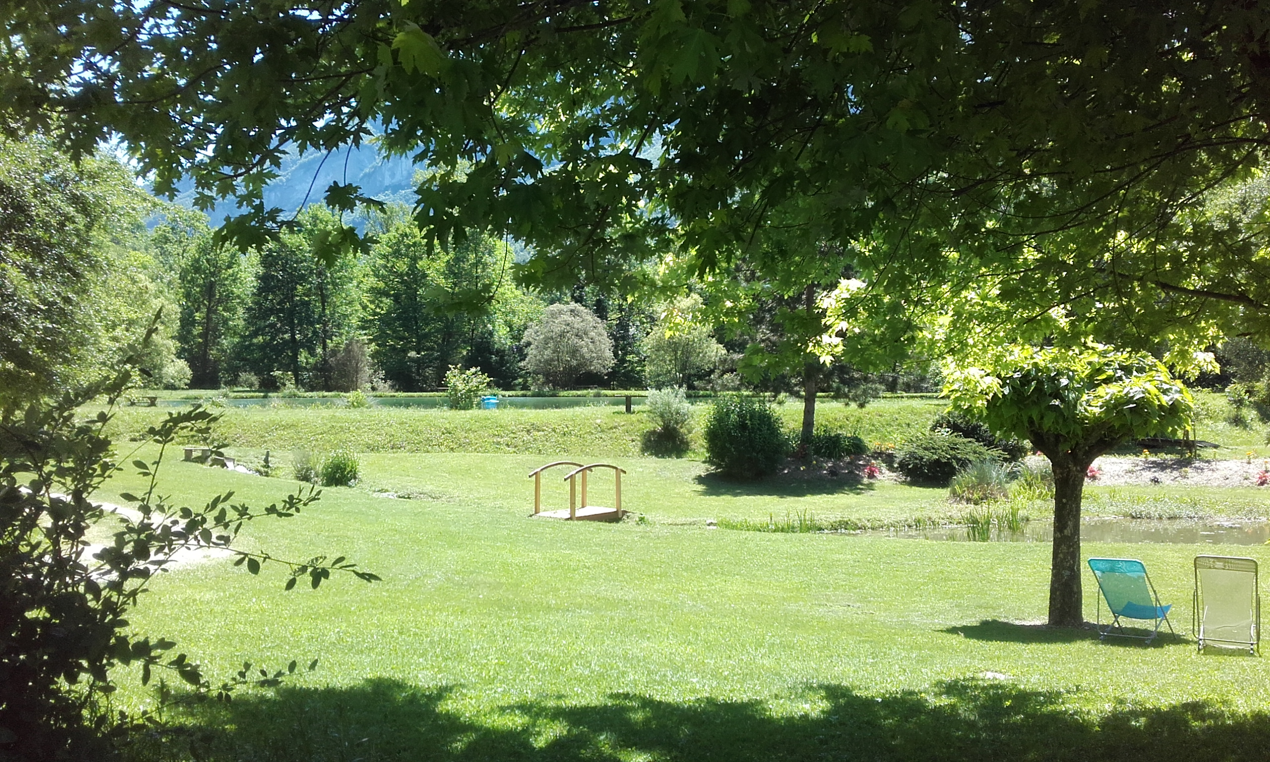 Dans un écran de verdure découvrez la Guinguette du pêcheur : pêche, restauration, jeux pour enfants, chaises longues et jeux de boules ...un petit paradis
