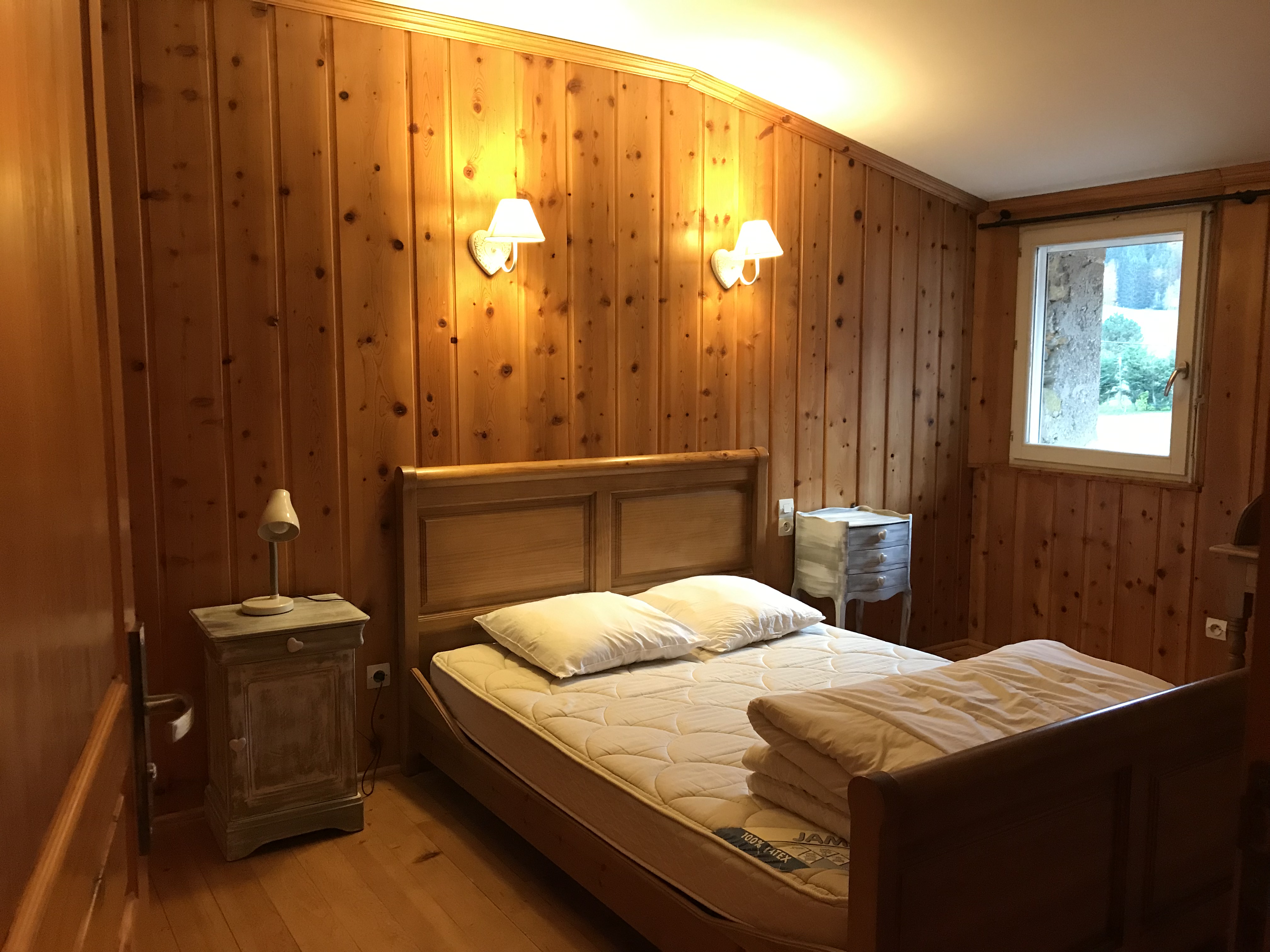 une chambre 2 personnes chaleureuse du Gîte l'Escale à Saint Agnan en Vercors avec habillage bois