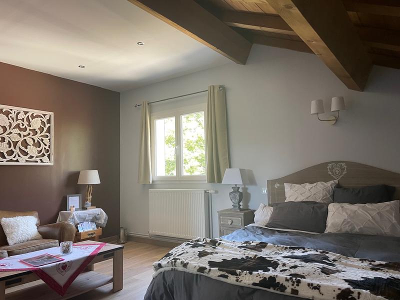 La chambre de Jaxel à Saint Martin en Vercors spacieuse avec un lit king size