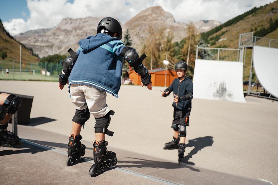 Enfants qui s'amusent sur le skate park de Val d'Isère dans la vallée du Manchet