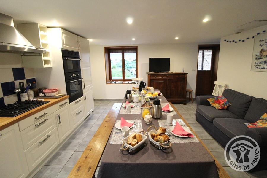 îte/Maison de Vacances avec 4 chambres \'Le Clos du Jubin\' à Saint-Forgeux (Rhône, Beaujolais Vert, Sud de Tarare)  : le séjour.