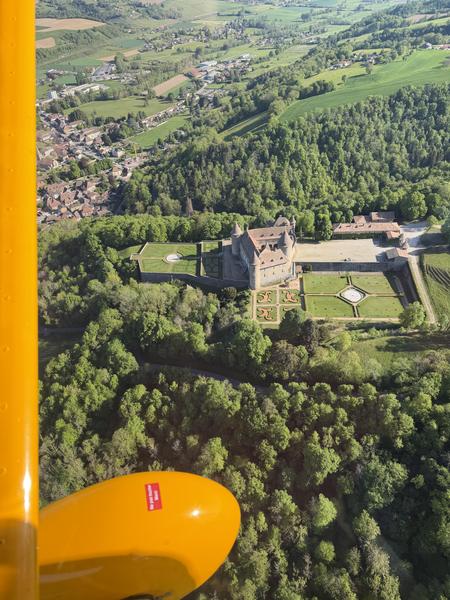 Vol en ULM au-dessus du château de Virieu, Dauphiné.