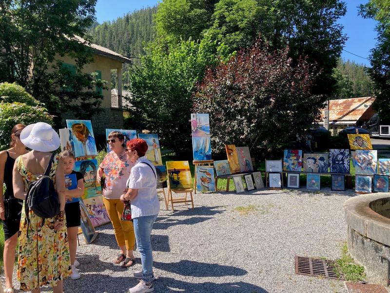 Exposition de peintures en plein air_Colmars