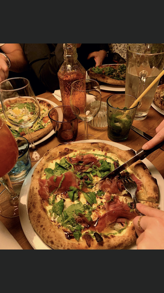Pizza que l'on coupe