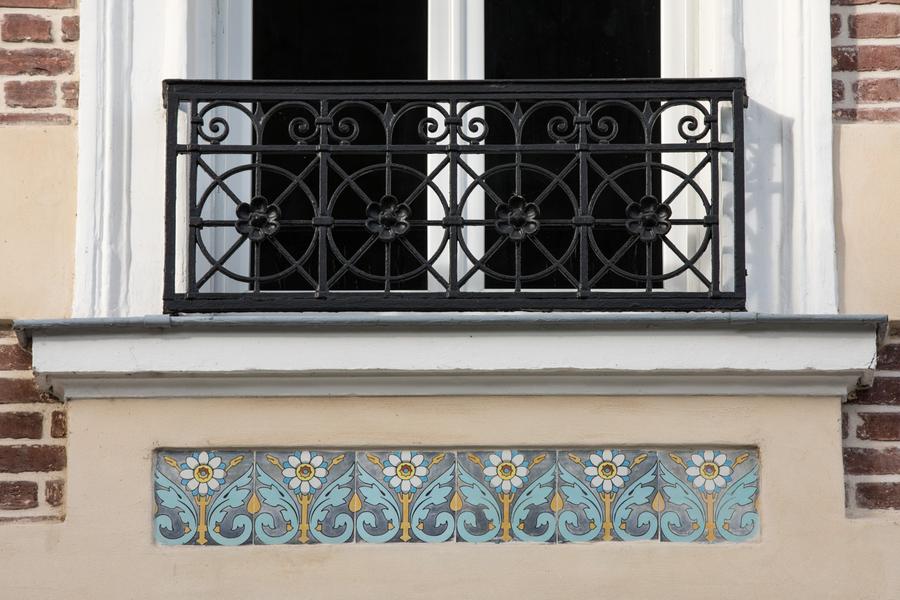 Détails de la façade de l'ancien garage Seyler 