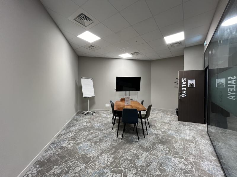 Salle de réunion intime et fonctionnelle, idéale pour des groupes jusqu'à 6 personnes.  Aménagée en configuration Boardroom, elle offre un mobilier modulable pour s’adapter à vos besoins.  Son design épuré et ses cloisons semi-vitrées lui confèrent une belle luminosité naturelle, favorisant un environnement de travail agréable et productif.