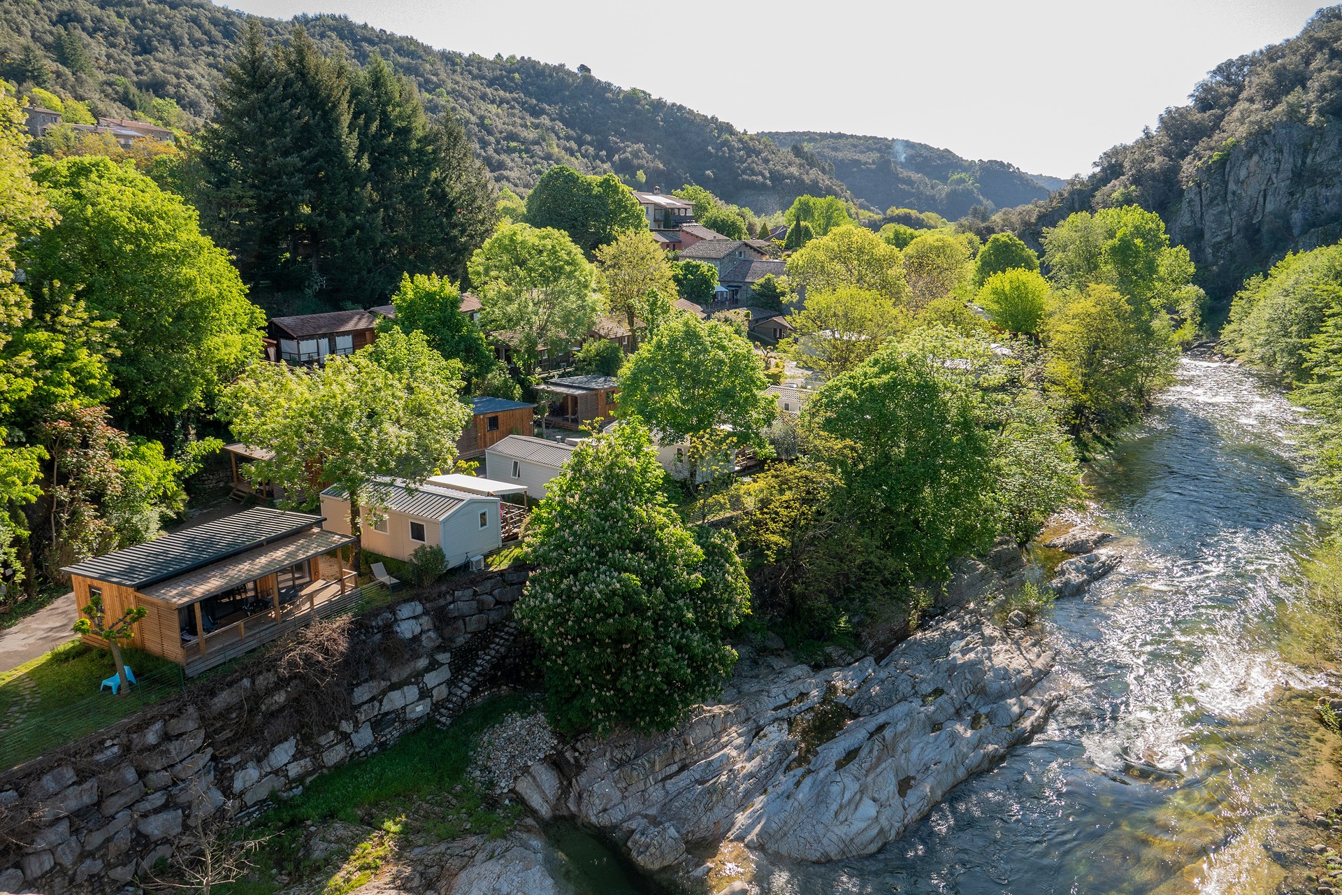 Vue sur la rivière Ardèche depuis le pont de Neyrac au Camping domaine de la plage à Meyras en Ardèche