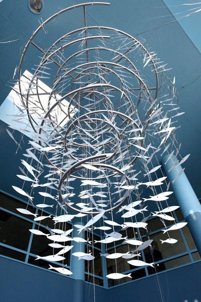Un mobile géant poissons suspendus au plafond.