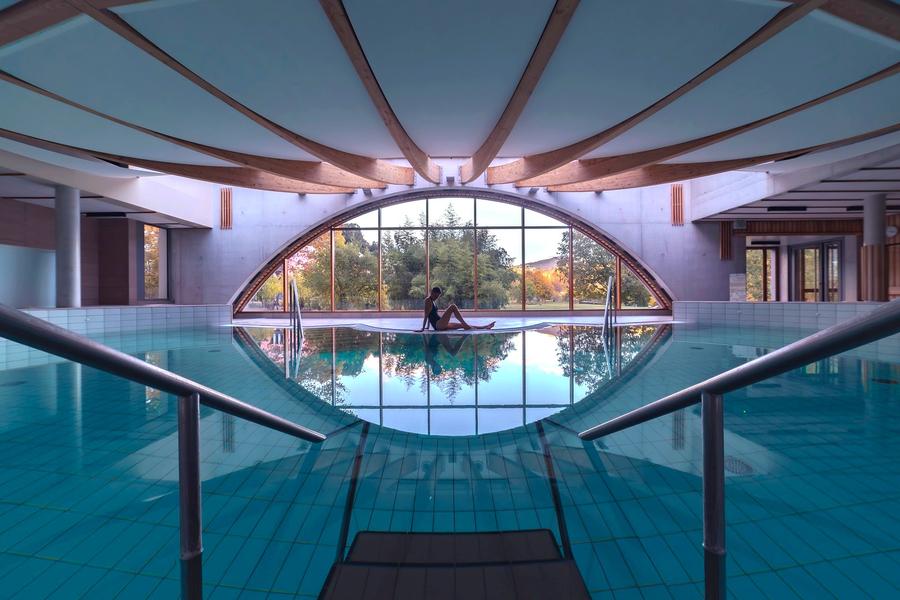 Piscine thermale des Thermes de Neyrac-les-Bains et leur parc ombragé à Meyras en Ardèche