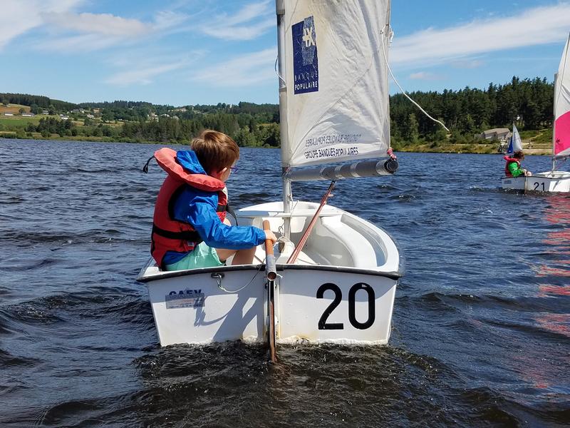 Apprendre la voile sur le Lac de Devesset