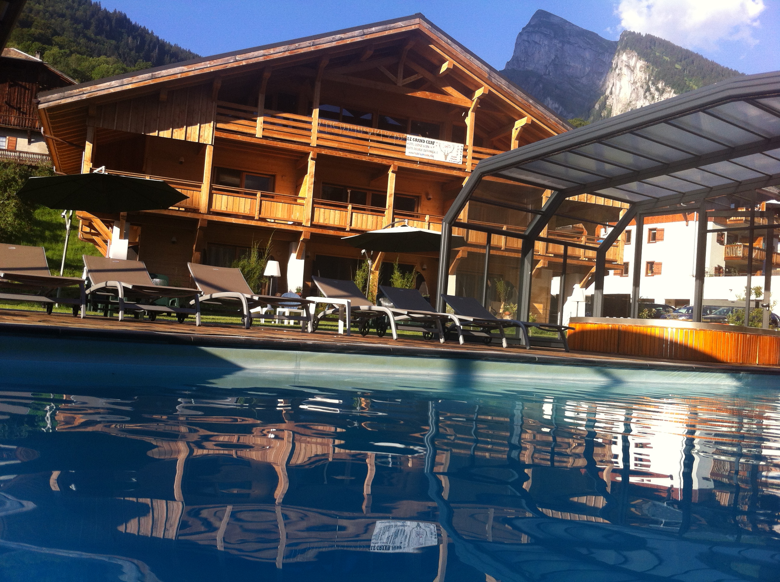 Vue sur la piscine d'été