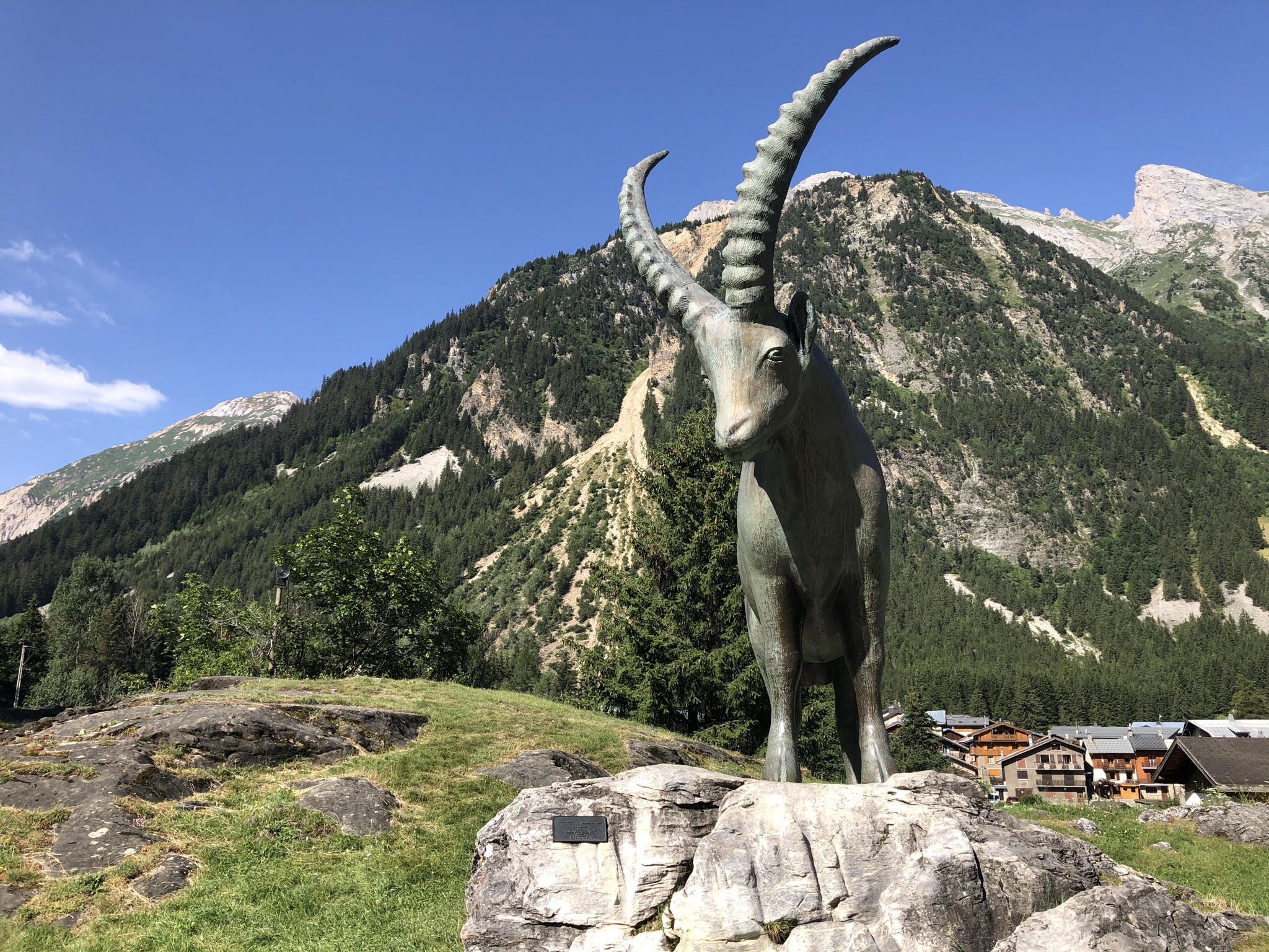 Visite du village depuis la place du Bouquetin : symbole du village et de la nature protégée