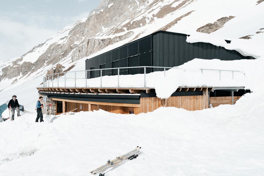 Refuge de Prariond en hiver sous la neige