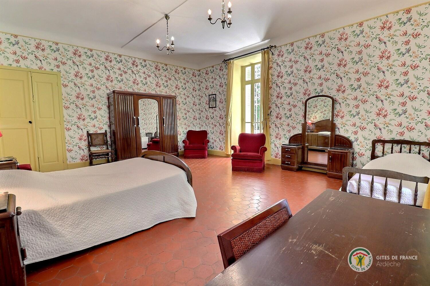 Chambre du rdc avec un lit en 140 et un lit en 90, armoire et bureau