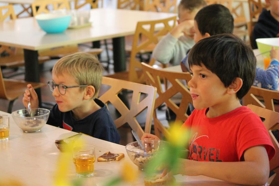 Je mange avec mes copains en colonie de vacances Je mange avec mes copains en colonie de vacances