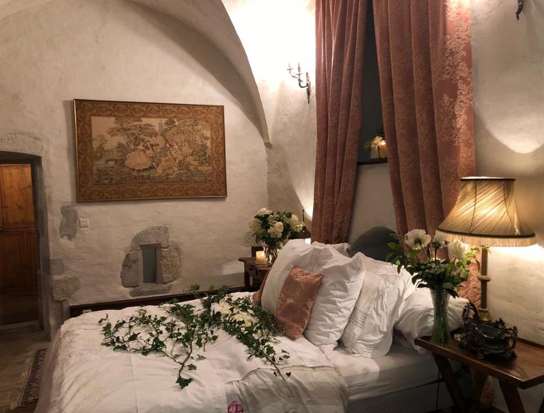 Belle de nuit - Chambre/suite nuptiale. Cette chambre peut être décorée de pétales de roses et de lierre lors des mariages (en supplément). Belle de nuit - Chambre/suite nuptiale. Cette chambre peut être décorée de pétales de roses et de lierre lors des mariages (en supplément).