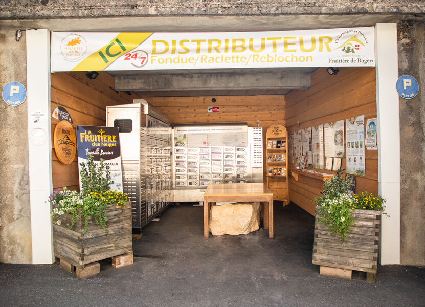 Entrée des casiers de la fruitière de Bogève