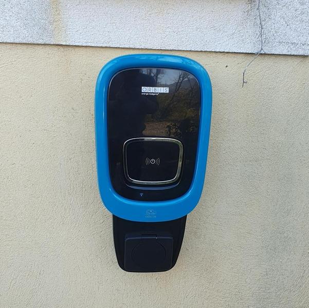 Borne de recharge véhicule électrique Gîte de la Coline - les Oliviers labellisé Gîtes de France Alpes-Maritimes à St Blaise