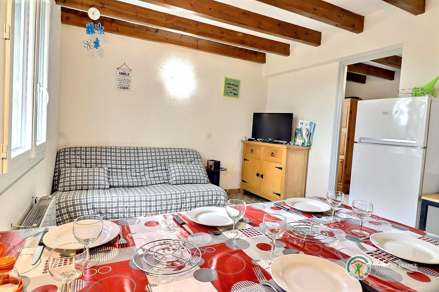 L'espace repas et le coin salon