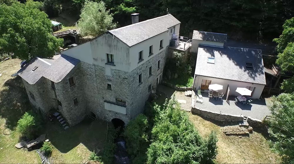 Le moulin de Record avec ses annexes vus du ciel