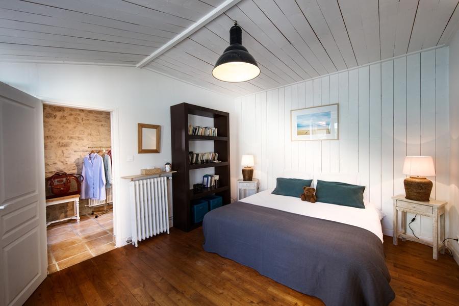 Chambre spacieuse avec lit double et meuble bibliothèque