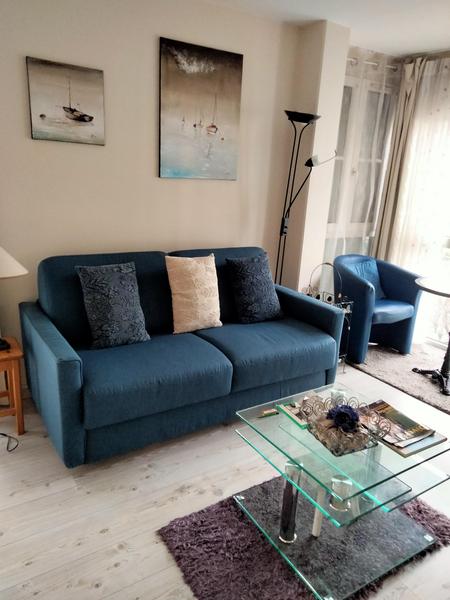 Un canapé, un fauteuil, une table basse.