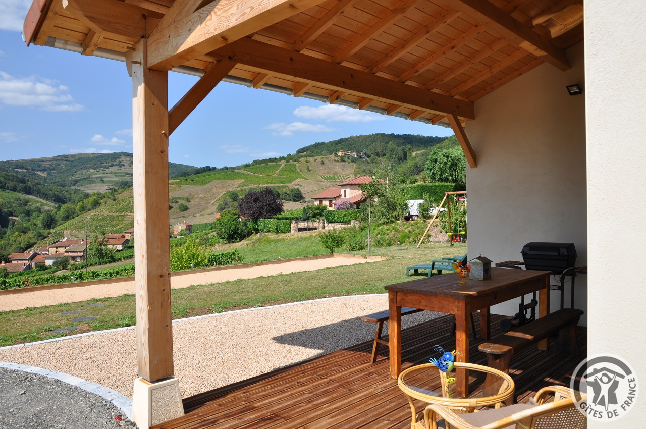 Gîte 'Nid vu Nid connu' à St Laurent d'Oingt - Val d'Oingt (Rhône - Beaujolais) : la terrasse avec vue sur le Beaujolais.