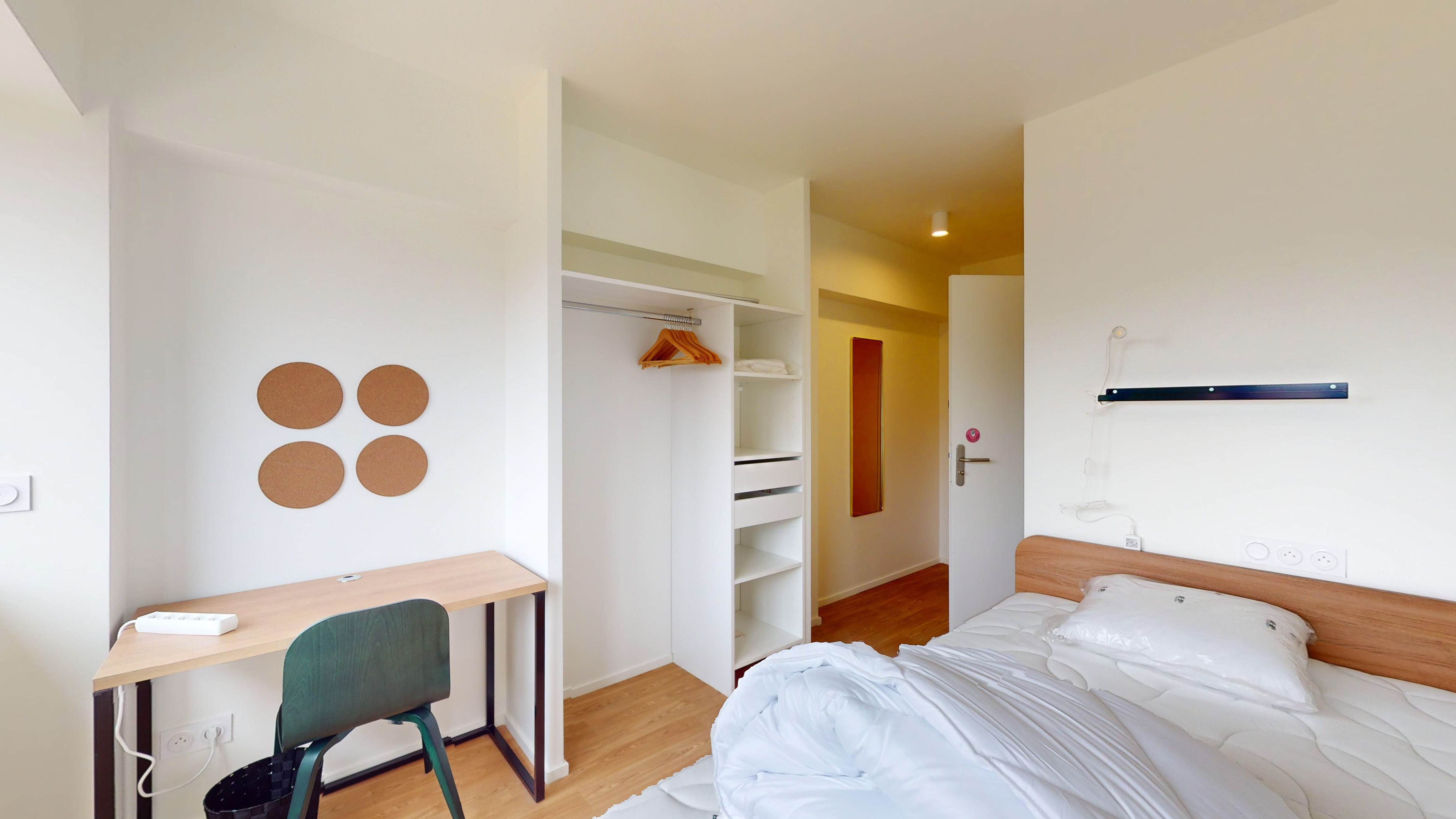 Chambre meublu00e9e avec espace bureau privatif