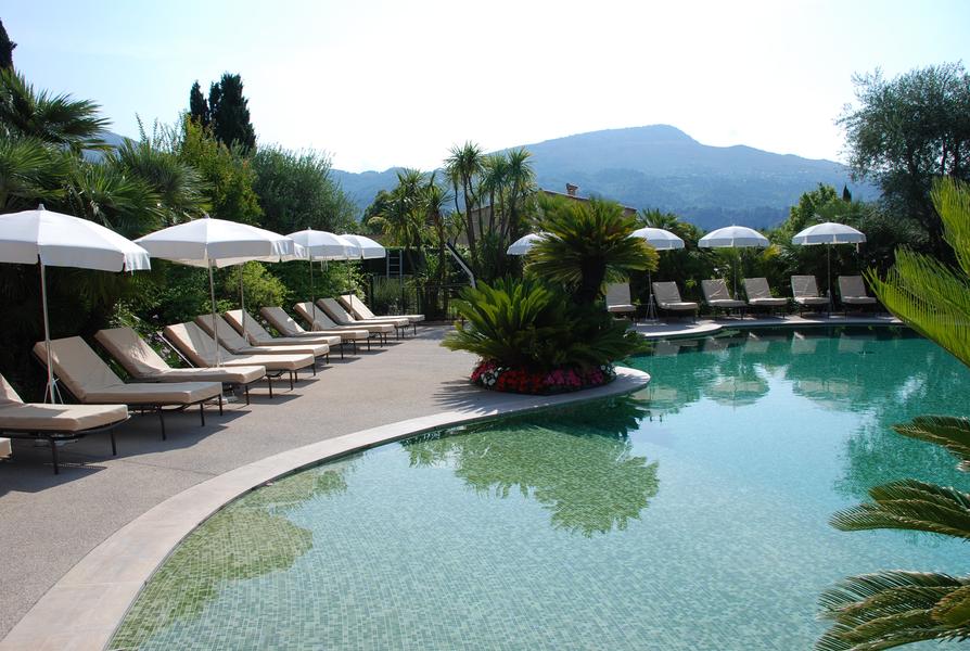 Piscine lagon commune, plage en pente douce